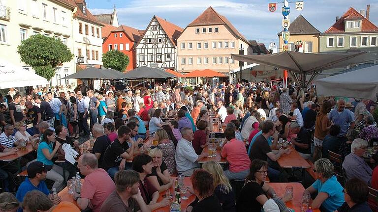 Schlangen beim Essenfassen: Wie immer zahlreich fanden sich die Besucher auf zum Pfifferling-Essen auf dem Bad Neustädter Marktplatz ein.