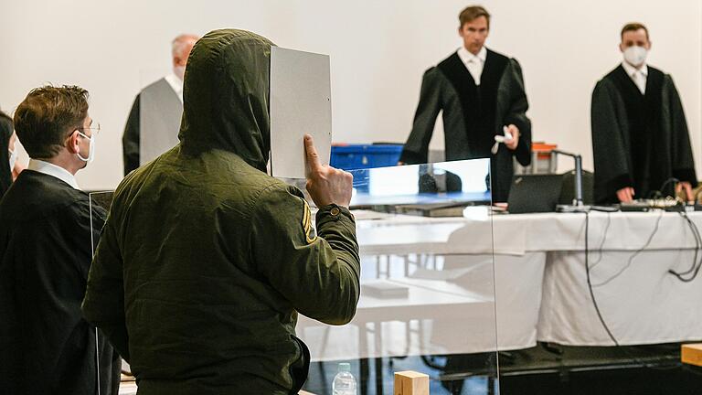 Ein Bild aus dem Prozess wegen mehrfacher Vergewaltigung vor dem Landgericht Würzburg: Der Richter hielt fest, dass er nicht über ein Monster, nicht über einen Kickboxer geurteilt habe, sondern über einen Menschen, der schwere Schuld auf sich geladen hat.