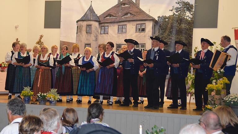 Mit dem 'Öschpringer Lied' eröffneten die Freunde fränkischen Brauchtums den Jubiläumsabend in der Urspringer Festhalle, zu dem sie zahlreiche Gäste aus nah und fern begrüßten.