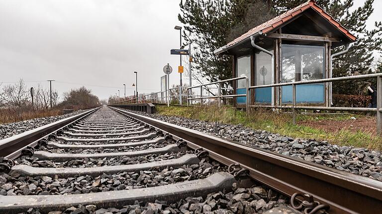 Am Bahnhof in Burglauer gibt es nur ein einziges Gleis.