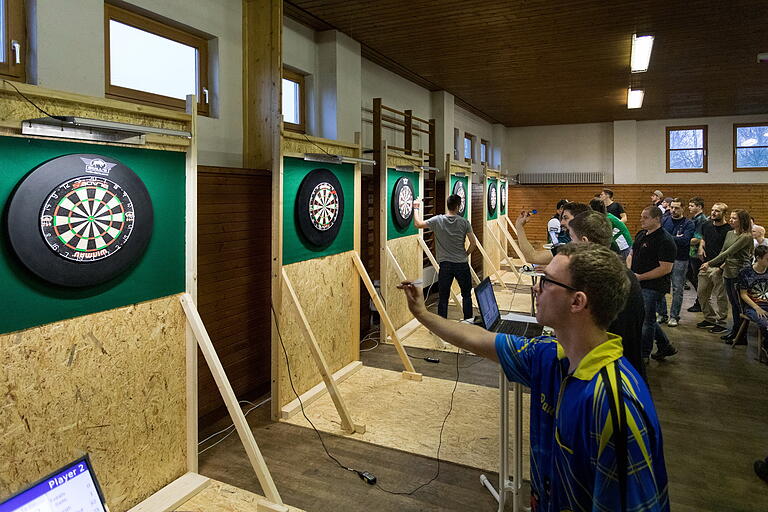 Nervenkitzel an der Dart-Scheibe: Wer denkt, verliert.       -  48 Spieler aus ganz Unterfranken traten beim Dart-Turnier in Hainert gegeneinander an.