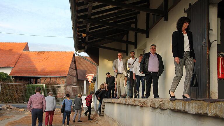 Der Stadtrat bei der Besichtigung der Lagerhalle hinter dem Milchhäusle in Altfeld im Oktober 2018.