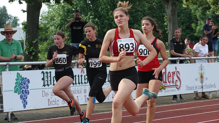 Emilia Zeitz vom TSV Münnerstadt (893) sprintete im Finale der W14 über 100 Meter zu einem deutlichen Sieg.  Foto: Reinhold Nürnberger       -  Emilia Zeitz vom TSV Münnerstadt (893) sprintete im Finale der W14 über 100 Meter zu einem deutlichen Sieg.  Foto: Reinhold Nürnberger