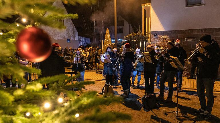 Nach langer Corona-Pause hat das Christbaumdorf in Mittelsinn dieses Jahr wieder geöffnet.