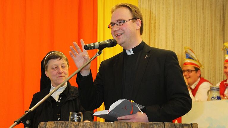 Damals war er noch Kaplan: Andreas Hartung bei einem Faschingsauftritt in Kirchschönbach 2015. Neben ihm auf dem Archivbild steht Schwester Margit Herold.