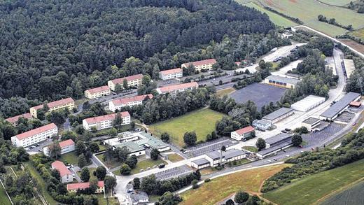 Ein Bild aus vergangenen Zeiten: Aus der Hainberg-Kaserne wurde das Hainberg-Areal, das nun als Gewerbegebiet ausgewiesen wird. Die Mannschaftsunterkünfte (im Bild am oberen Waldrand entlang) sind bereits zurückgebaut, zum Wald hin wird ein Grüngürtel angelegt.