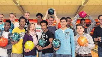 Ein Bowlingnachmittag als Willkommen       -  (plo)   Strahlende Gesichter gab es beim Bowling-Nachmittag der Jungen Union (JU) Kreisverband Kitzingen mit den Jugendlichen aus der Flüchtlingsunterkunft der AWO in Marktbreit. Auf Einladung der JU waren acht junge Männer im Alter von 17 Jahren in den Mainfrankenpark gekommen, um sich erstmals im Bowlen zu versuchen. Beweggrund für die Einladung war Neugier, schreibt die stellvertretende Vorsitzende der Jungen Union, Katrin Blendel. &bdquo;Wir hatten in der Zeitung gelesen, dass jugendliche Flüchtlinge ohne Familie bei der AWO in Marktbreit untergebracht sind&ldquo;, so Blendel. &bdquo;Wir wollten sie einfach einmal kennenlernen &ndash; und mit einer Aktion zeigen, dass sie willkommen sind.&ldquo; Das Bowling war genau die richtige Veranstaltung, um sich auch ohne große Sprachkenntnisse näher zu kommen. In gemischten Teams wurde auf zwei Bahnen um den Sieg gerungen, den Marcel Hannweber für Dettelbach und Abdi Omar für UMF-WG-AWO-Marktbreit (Wohngruppe für unbegleitete minderjährige Flüchtlinge) holten. Die Betreuerin der Jugendlichen, Petra Kolarik-Fehr, zeigte sich begeistert von der Idee, einen Ausflug für die Jugendlichen nicht nur finanziell zu unterstützen, sondern gemeinsam zu machen. &bdquo;Die Jugendlichen müssen und wollen hier in Deutschland neue Freunde und Bekannte finden&ldquo;, ist sie überzeugt. Beide Seiten versprachen, den geknüpften Kontakt bei einem Besuch der Unterkunft in Marktbreit bald zu vertiefen.