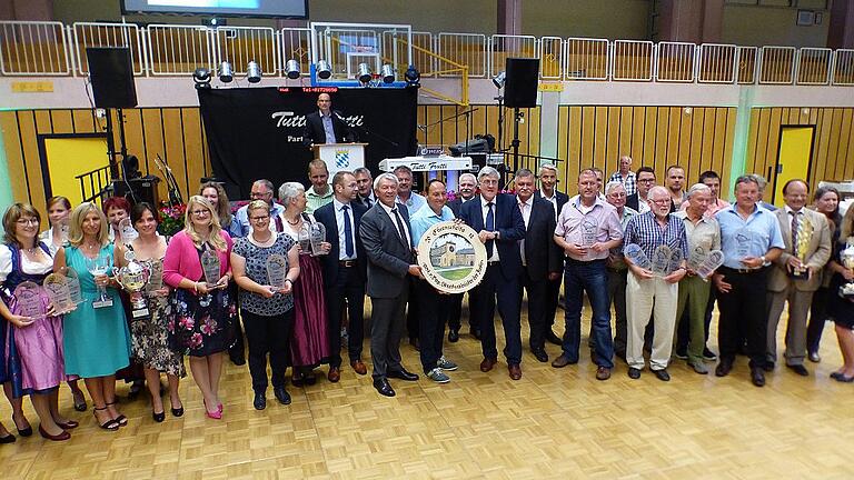 Beim Vergleichsschießen der bayerischen JVA-Beamten wurden 60 Pokale in der Mainschleifenhalle Volkach an die Sieger der einzelnen Disziplinen verteilt.