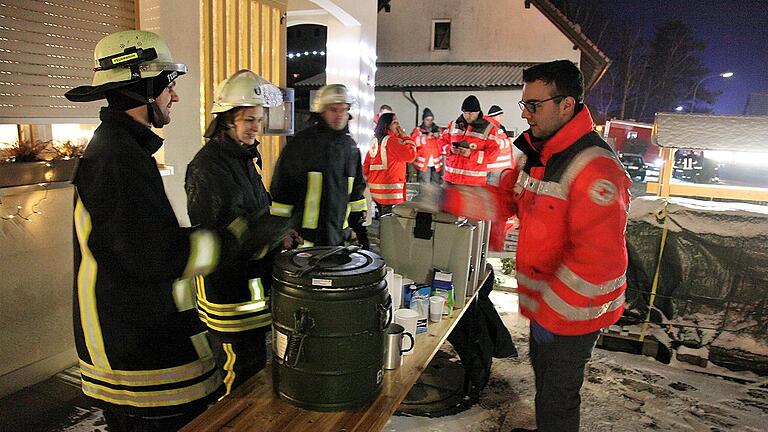 Die BRK-Schnelleinsatzgruppe Verpflegung versorgte die vielen Einsatzkräfte unter anderem mit warmen Getränken und Speisen. Die BRK-Schnelleinsatzgruppe Verpflegung versorgte die vielen Einsatzkräfte unter anderem mit warmen Getränken und Speisen.
