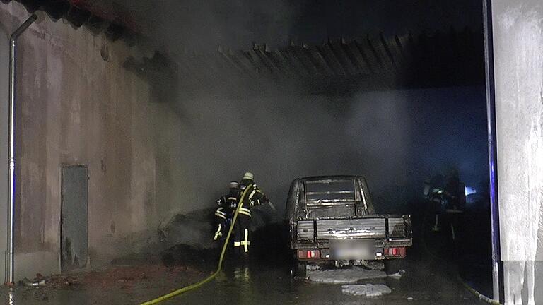 Wahrscheinlich brach das Feuer unter in diesem Carport aus, in dem sich ein Stapel Reifen und ein Kleintransporter befanden. Die Flammen schlugen dann auf das Dach der benachbarten Lagerhalle über. Wahrscheinlich brach das Feuer unter in diesem Carport aus, in dem sich ein Stapel Reifen und ein Kleintransporter befanden. Die Flammen schlugen dann auf das Dach der benachbarten Lagerhalle über.