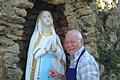 Kirchenpfleger Michael Werner bei seiner Restaurierungsarbeit an der Statue der Gottesmutter.