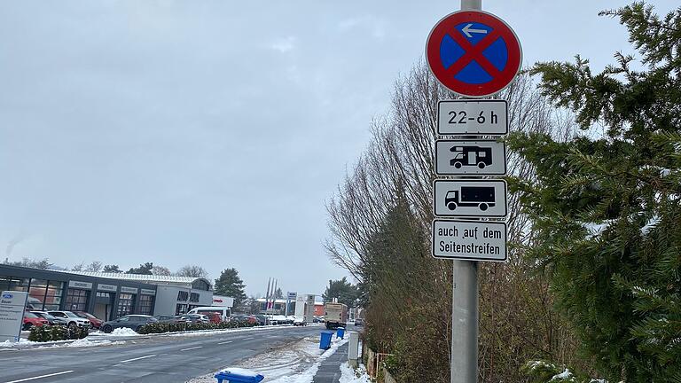 Schilderwald am Seitenstreifen an der Georg-Mayr-Straße: Bald braucht es vielleicht nur noch drei Zusatzschilder.&nbsp;