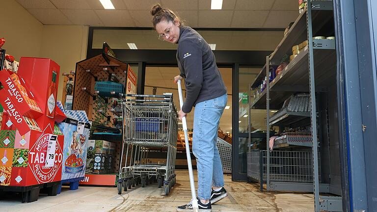 Auch der Edeka-Markt in Schwanfeld ist voll Wasser gelaufen. Am Freitag war der Verkauf eingestellt und Marktleiterin Marina Schliermann und ihr 20-köpfiges Team damit beschäftigt, Schlamm aus dem Gebäude zu schaffen. Auch der Edeka-Markt in Schwanfeld ist voll Wasser gelaufen. Am Freitag war der Verkauf eingestellt und Marktleiterin Marina Schliermann und ihr 20-köpfiges Team damit beschäftigt, Schlamm aus dem Gebäude zu schaffen.