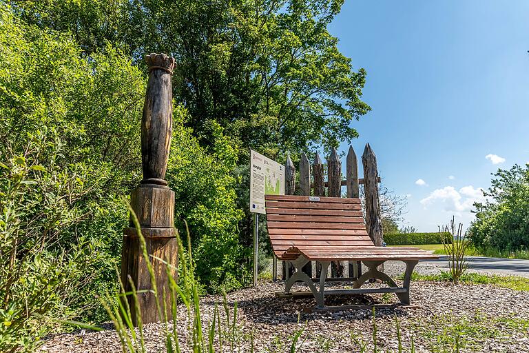 Gleich am Startpunkt der Wanderung lädt dieses 'Waldsofa' zur Rast.&nbsp;