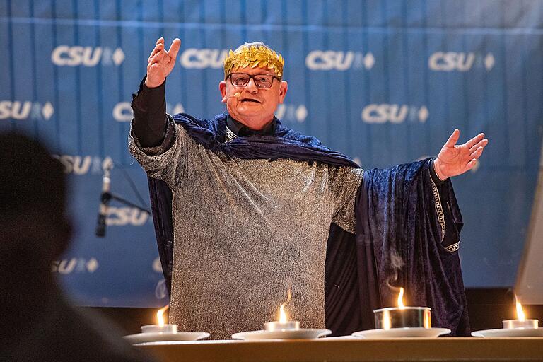 Manfred Ländner in der Rolle des Statthalters Qurinius von Quirnaha. Manfred Ländner in der Rolle des Statthalters Qurinius von Quirnaha. 