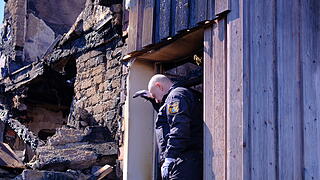 Brand Kissinger Hütte mit (Marienfigur) und Landrat Thopmas Habermann mit Manfred Egert und Horst Karl.
