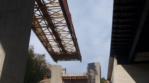 Haseltalbrücke       -  Links die neue, rechts die alte Autobahnbrücke über das Haseltal bei Rohrbrunn im Spessart.