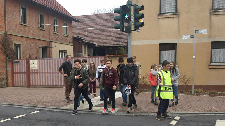 An der Ampelanlage an der Hauptstraße in Oerlenbach unterstützen Schülerlotsen ein sicheres Überqueren. Foto: Stefan Geiger       -  An der Ampelanlage an der Hauptstraße in Oerlenbach unterstützen Schülerlotsen ein sicheres Überqueren. Foto: Stefan Geiger