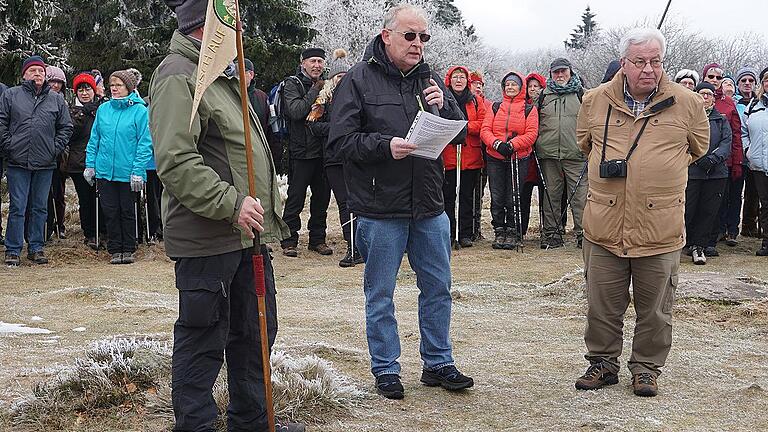 Viele Wanderfreunde kamen zur Eröffnung des Wanderjahrs 2018 der Region Saale-Sinn des Rhönklubs auf den Gipfel des Kreuzbergs. Im Bild der Regionsvorsitzende Konrad Tripp (Zweiter von rechts) und Rhönklub-Präsident Jürgen Reinhardt (rechts).