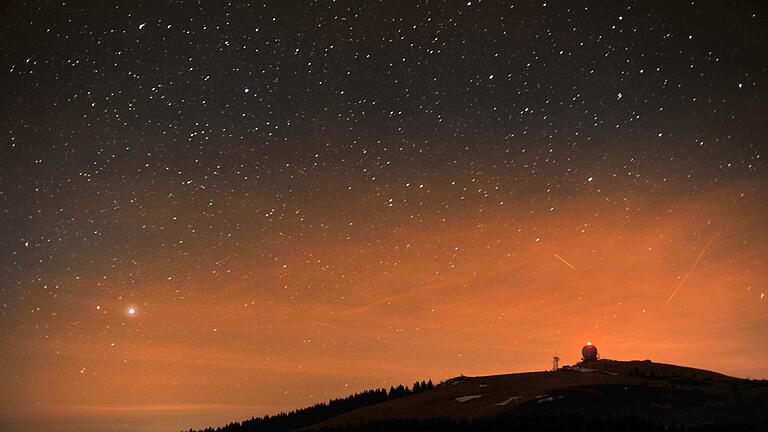 Die Nachtaufnahme zeigt unter einem Sternenhimmel die Radarstation auf der Wasserkuppe. Welche Sterne im Sternenpark Rhön am winterlichen Nachthimmel zu sehen sind, zeigte Dr. Joachim Schneider bei einer Sternenführung auf.