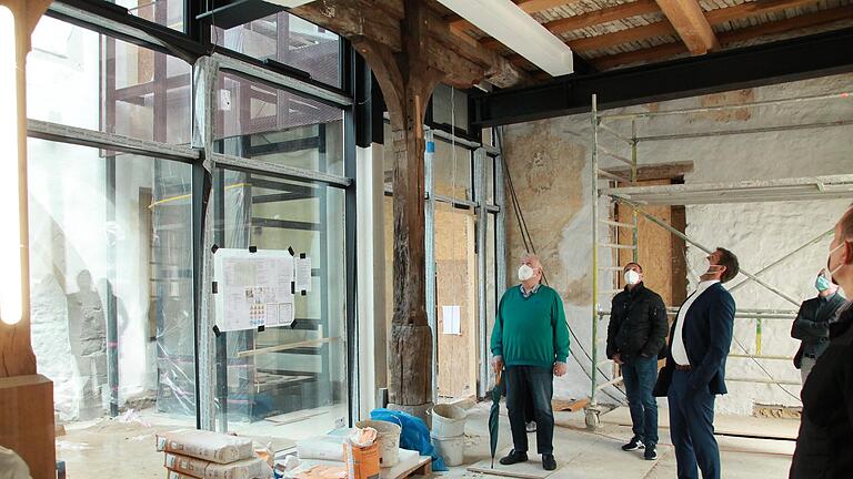 Vor ihrer Sitzung besichtigten die Stadträte die Baustelle des Museums in der Hauptstraße 9.