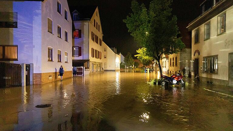 Sturzflut in Reichenberg: Nach dem Starkregen am Samstag, 3. August 2024, schoss das Wasser durch die Bahnhofstraße in Reichenberg.&nbsp;&nbsp;