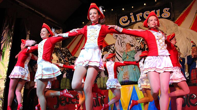 Manege frei! Unter dem Sessionsmotto &quot;Jedes Jahr der gleiche Zirkus&quot; ließ die BA-KA-GE bei ihrer ersten Prunksitzung sechs Stunden lang die Besengau-Scheuer beben.