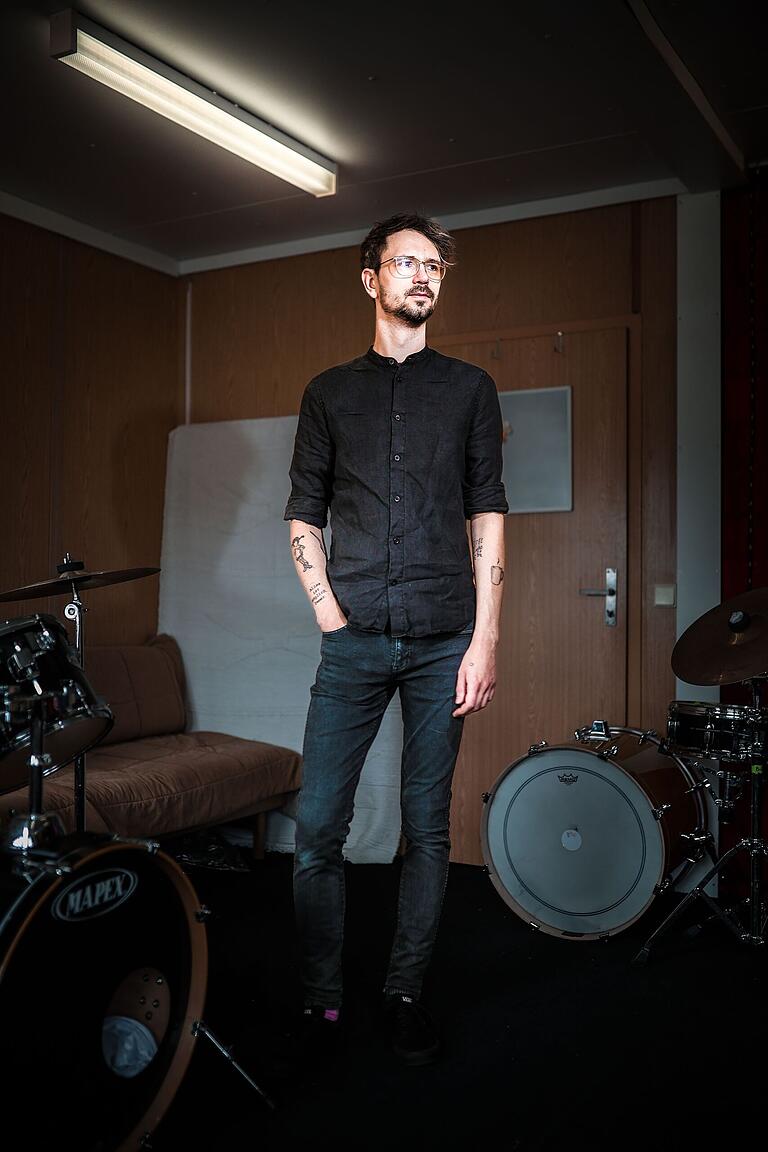 2025: Auf der Bühne und im Proberaum kann Tom Stapelfeld wieder uneingeschränkt seiner Arbeit als Musiker nachgehen. 2025: Auf der Bühne und im Proberaum kann Tom Stapelfeld wieder uneingeschränkt seiner Arbeit als Musiker nachgehen. 