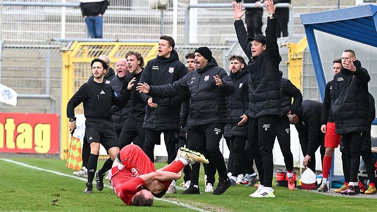 Das böse Foulspiel an Aubstadts Marco Nickel (am Boden) und die rote Karte für Aschaffenburgs Veit Klement erhitzten die Gemüter. Das böse Foulspiel an Aubstadts Marco Nickel (am Boden) und die rote Karte für Aschaffenburgs Veit Klement erhitzten die Gemüter. 