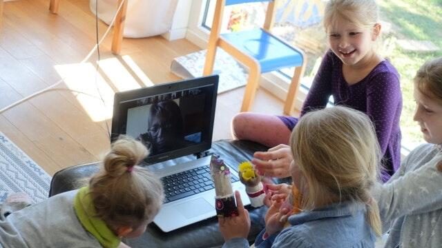 Der Online-Morgenkreis des Waldkindergartens Gerolzhofen: Auf das tägliche Ritual freuen sich die beiden Waldkindergartenkinder (von links) Kaspar und Elsa sowie deren ältere Geschwister Mathilda und Flora, die bereits Schulkinder sind, aber dennoch gerne mitmachen. Der Online-Morgenkreis des Waldkindergartens Gerolzhofen: Auf das tägliche Ritual freuen sich die beiden Waldkindergartenkinder (von links) Kaspar und Elsa sowie deren ältere Geschwister Mathilda und Flora, die bereits Schulkinder sind, aber dennoch gerne mitmachen.
