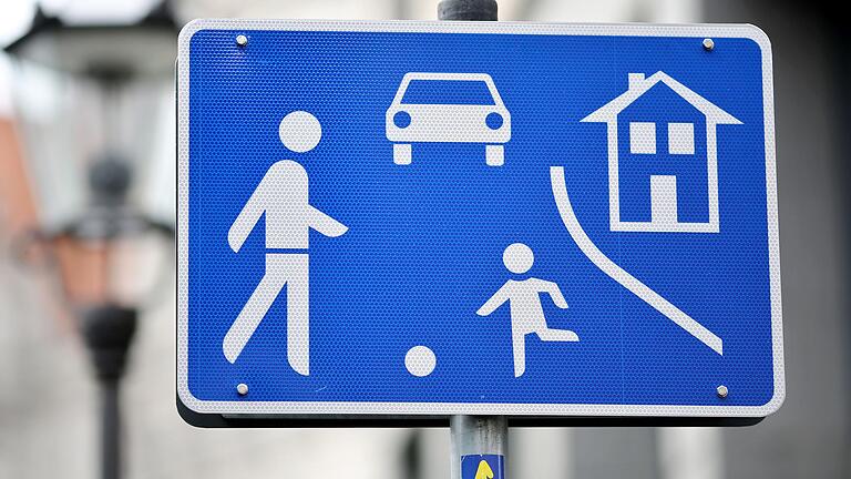 Im verkehrsberuhigten Bereich, angezeigt durch dieses Zeichen, gilt für Autofahrer Schrittgeschwindigkeit. Aber die Praxis sieht oft anders aus. Im verkehrsberuhigten Bereich, angezeigt durch dieses Zeichen, gilt für Autofahrer Schrittgeschwindigkeit. Aber die Praxis sieht oft anders aus.
