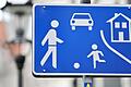 Im verkehrsberuhigten Bereich, angezeigt durch dieses Zeichen, gilt für Autofahrer Schrittgeschwindigkeit. Aber die Praxis sieht oft anders aus.