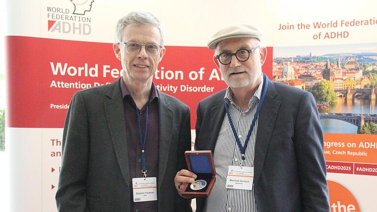 Stephen Faraone überreichte in Amsterdam die Medaille des ADHS-Weltverbandes an den Hammelburger Manfred Gerlach (rechts).