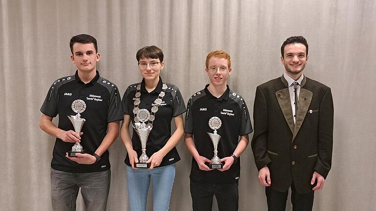 Auf dem Foto Moritz Katzenberger, Jugendkönigin Anna-Lena Back, Lukas Bäumker u. Sportleiter Fabian Back. Auf dem Foto Moritz Katzenberger, Jugendkönigin Anna-Lena Back, Lukas Bäumker u. Sportleiter Fabian Back.