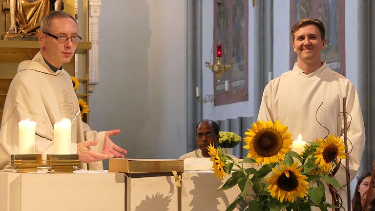 Lukas Lunk (rechts) ist neuer Pastoralreferent in der Pfarreiengemeinschaft Haßfurt. Bei einem Gottesdienst stellte Pfarrer Christian Lutz (links) den neuen Kollegen im Pfarrteam vor.