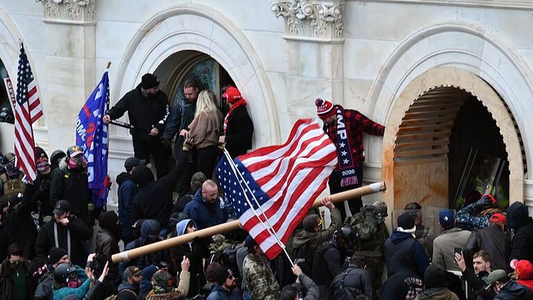 Trump-Anhänger drangen ins US-Kapitol ein       -  Bei den Krawallen am 6. Januar 2021 kamen fünf Menschen ums Leben. (Archivbild)