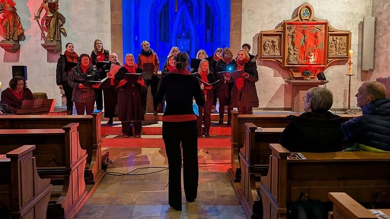 Die „Abendgesänge“ in der voll besetzten Gemündener Stadtpfarrkirche St. Peter und Paul gestaltete die 16-köpfige Singgruppe Fellen erstmals unter der neuen Leitung von Susanne Amend.