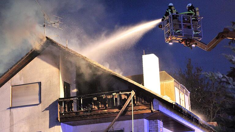 Beim Brand eines Wohnhauses im Wiesentheider Ortskern wurde das obere Stockwerk zerstört.