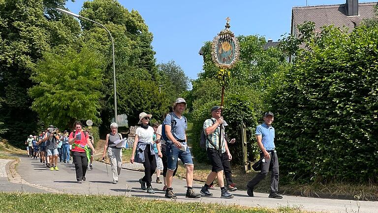Die vielen Wallfahrer aus Dingolshausen, kurz vor der Blutskapelle in Burgwindheim. Die vielen Wallfahrer aus Dingolshausen, kurz vor der Blutskapelle in Burgwindheim. 