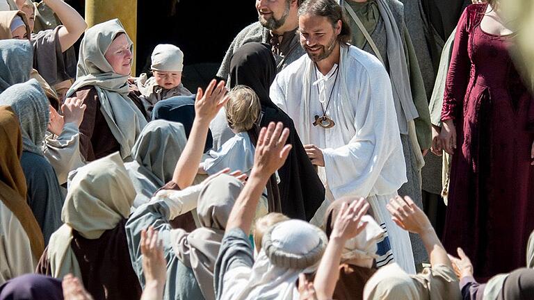 Als einer der beiden Jesus-Darsteller wird 2024 wieder Tobias Selzam auf der Sömmersdorfer Passionsspielbühne stehen. Als einer der beiden Jesus-Darsteller wird 2024 wieder Tobias Selzam auf der Sömmersdorfer Passionsspielbühne stehen.