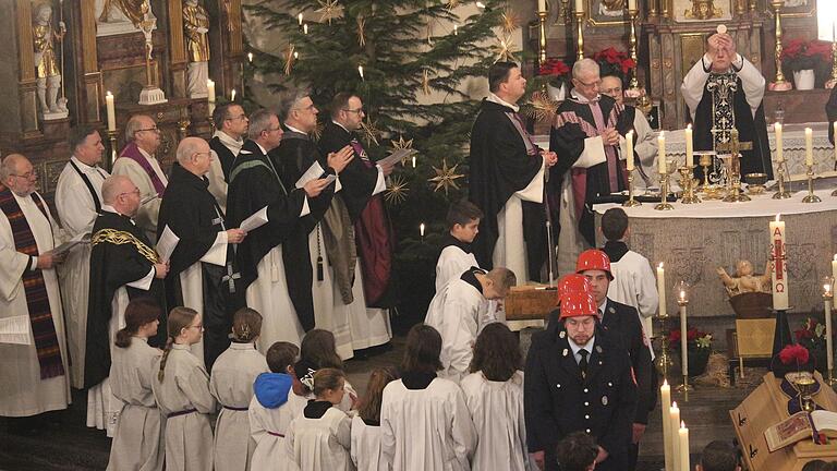 Ministranten aus dem Markt Stadtlauringen und Großwenkheim sowie über 30 Priester standen um den Altar beim Requiem, das Pfarrer Daigeler für den verstorbenen Pfarrer Dr. Benno von Bunschuh in Stadtlauringen zelebrierte. Vertreter der örtlichen Feuerwehr standen Ehrenwache am aufgebahrten Sarg des Geistlichen.