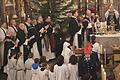 Ministranten aus dem Markt Stadtlauringen und Großwenkheim sowie über 30 Priester standen um den Altar beim Requiem, das Pfarrer Daigeler für den verstorbenen Pfarrer Dr. Benno von Bunschuh in Stadtlauringen zelebrierte. Vertreter der örtlichen Feuerwehr standen Ehrenwache am aufgebahrten Sarg des Geistlichen.