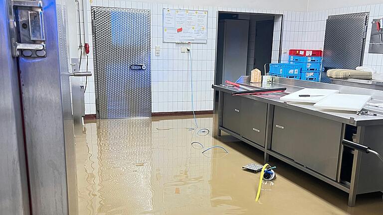 Die Wurstküche der Metzgerei Wachter in Kitzingen steht unter Wasser. Die Aufräumarbeiten dauerten bis 4 Uhr früh am Sonntag.