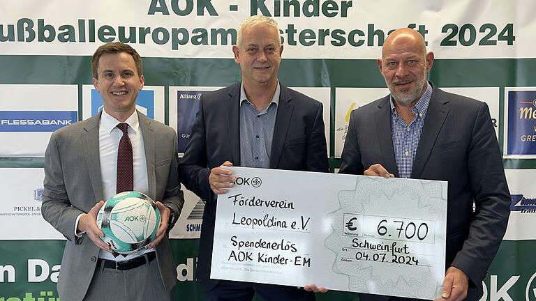 Eine fantastische Summe kam bei der diesjährigen AOK-Benefizveranstaltung „AOK-Kinder-EM“ am 02. Juni im Sachs-Stadion zusammen. 24 U-11-Mannschaften aus der gesamten Region Main-Rhön spielten die UEFA-EM vor und ermittelten mit der Schweiz (1. FC Schweinfurt) ihren Kinder-Fußball-Europameister.&nbsp; Im Bild (von links): Beiratsvorsitzender der Arbeitgeber Christoph Höger, AOK-Direktor Frank Dünisch und der Vorsitzende des Fördervereines Leopoldina, Stefan Stapf.