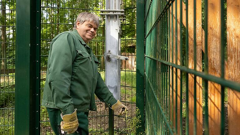 Vorarbeiter Forstwirt Harald Häusinger bereitet die Fütterung der Elche im Elchland im Schweinfurter Wildpark vor. Vorarbeiter Forstwirt Harald Häusinger bereitet die Fütterung der Elche im Elchland im Schweinfurter Wildpark vor. 
