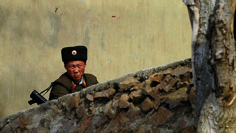 Nordkorea unter Druck: Ein nordkoreanischer Soldat an der Grenze zu China. Dort wurde wegen der gefährlichen Lage der größte Grenzübergang für Touristen geschlossen. Nordkorea unter Druck: Ein nordkoreanischer Soldat an der Grenze zu China. Dort wurde wegen der gefährlichen Lage der größte Grenzübergang für Touristen geschlossen.