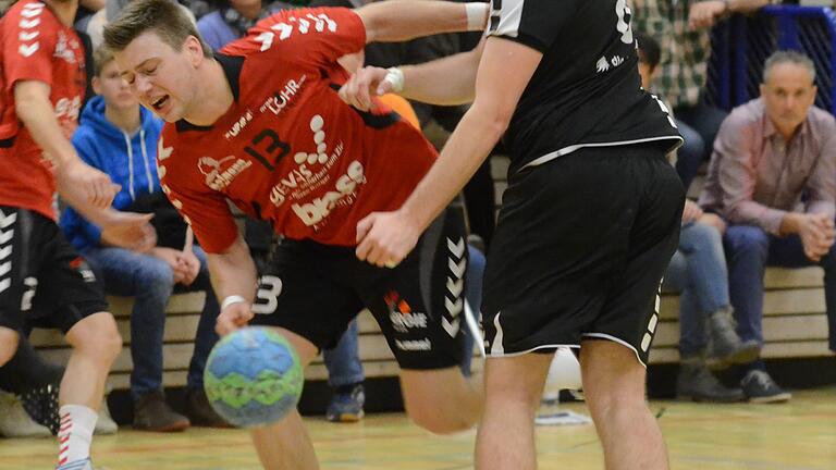 Lohr - Haunstetten       -  Handball Bayernliga, TSV Lohr - TSV Haunstetten am Samstag, 29. November 2014: links Janis Gremzde (Lohr), rechts Stephan Volmering (Haunstetten)