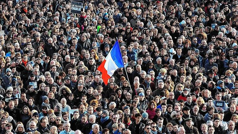 -       -  Trauer und Trotz: Millionen Franzosen gingen nach den Terroranschlägen des vergangenen Jahres auf die Straße. Aber noch immer ist die Nation tief gespalten.