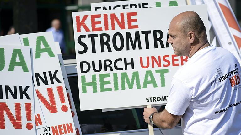 Landauf, landab demonstrierten Bürger wie hier in Wasserlosen gegen den SuedLink. Auch der Bauernverband lehnt die Trasse ab.