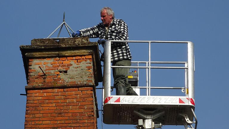 Mühlenbesitzer Horst Pickel in luftiger Höhe bei der Absicherung des alten Kamins. Mühlenbesitzer Horst Pickel in luftiger Höhe bei der Absicherung des alten Kamins.